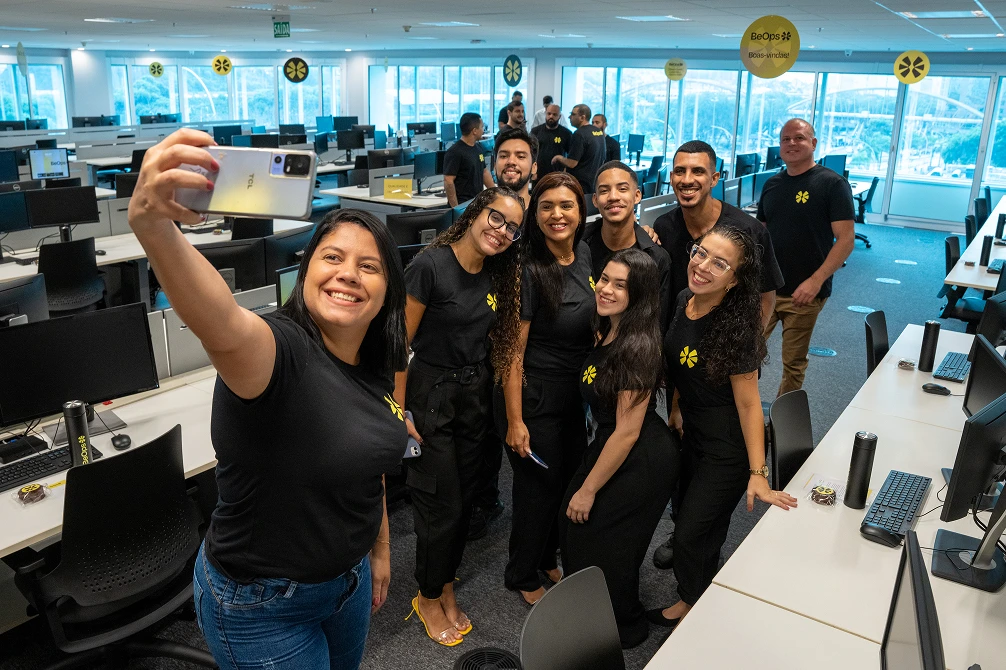 funcionários da BeOps felizes celebrando a diversidade, tirando self em grupo