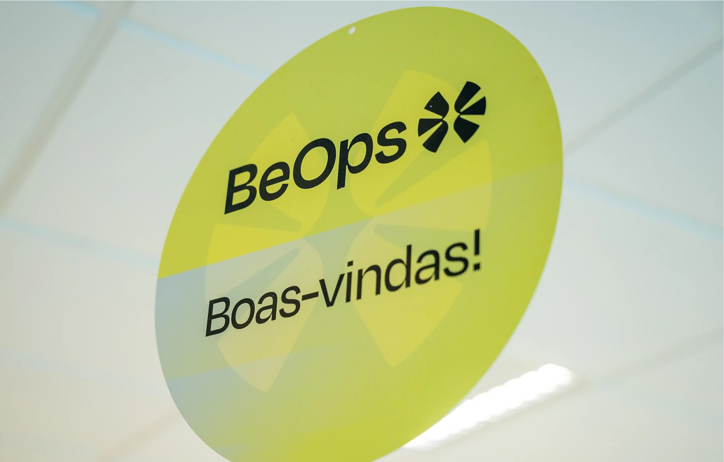 Logo de boas vindas com a marca BeOps, na cor amarelo e preto.