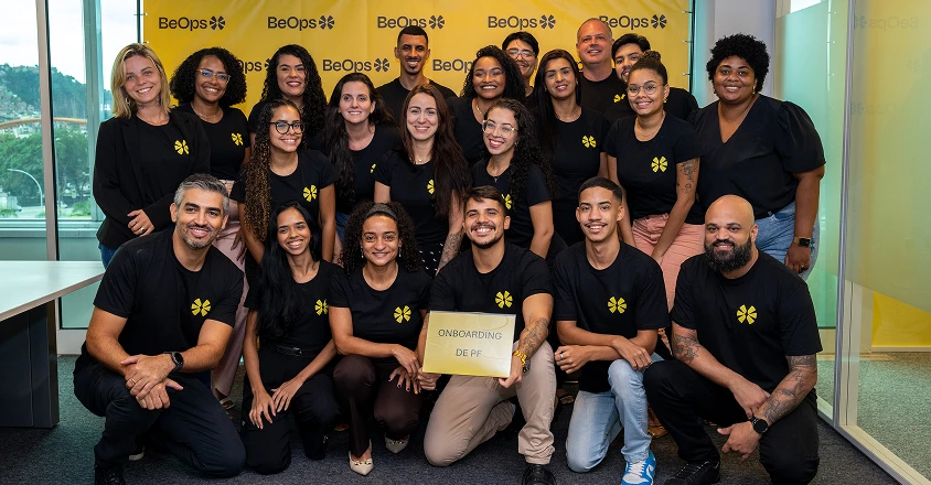 funcionários da BeOps em um ambiente dinâmico
