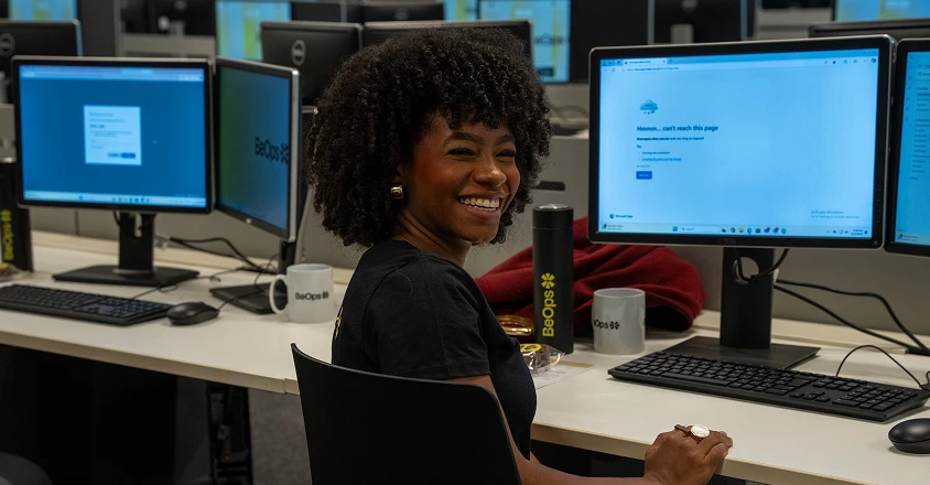 funcionária da BeOps expressando alegria por sua possibilidade de crescimento na carreira.